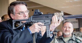 Para desburocratizar o acesso a armas, Bolsonaro assina quatro decretos de uma vez só