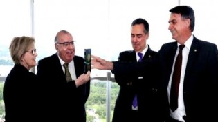 “O único exemplar da Constituição que o STF tinha, Rosa Weber entregou a Bolsonaro”, diz Lacombe