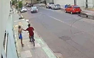 SE DEU MAL: Bandido rouba celular de mulher, mas é atropelado pelo namorado da vítima (veja o vídeo)