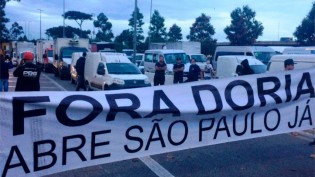 Em SP, caminhoneiros interditam a Marginal Tietê em protesto contra Doria (veja o vídeo)