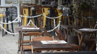 Empresários do setor de bares e restaurantes em SP temem “extermínio” do setor após novas restrições