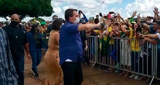 Povo “invade” o Alvorada para comemorar o aniversário de Bolsonaro (veja o vídeo)