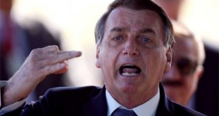Bolsonaro rasga o verbo e declara "É um barril de pólvora que está aí" (veja o vídeo)