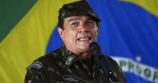 Comandante do Exército toma posse, se coloca na condição de “soldado” e agradece o “Comandante Supremo” (veja o vídeo)