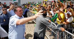 Na terra do petista Rui Costa, Bolsonaro é recebido aos gritos de "mito" (veja o vídeo)