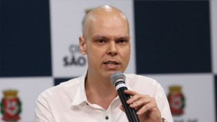Covas é transferido para UTI e intubado por sangramento no estômago