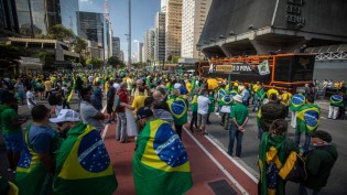 "O curioso caso do vírus que só ataca em manifestações de direita" (veja o vídeo)