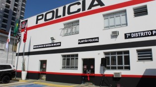 Mulher que já foi presa por racismo volta a atacar vizinhos em Santos: “Negra porca”