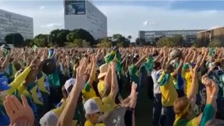Em momento único, multidão ora o “Pai Nosso” na Esplanada (veja o vídeo)