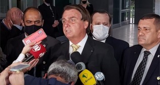 Bolsonaro interrompe entrevista, reza o "Pai Nosso" e dá lição em jornalistas (veja o vídeo)