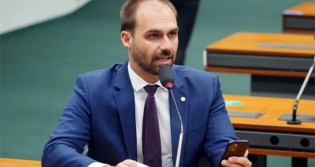 Eduardo Bolsonaro escancara autoritarismo do TSE em desmonetização de canais conservadores