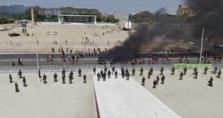 Bolsonaro mostra fogo diante do Planalto e escancara "terror" dos que querem voltar ao poder (veja o vídeo)