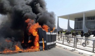 Alexandre Garcia decifra quais os interesses por trás de índios acampados em Brasília, que tocaram fogo na frente do Planalto