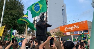 No RS, estátua de Bolsonaro é inaugurada no centro da cidade (veja as fotos)