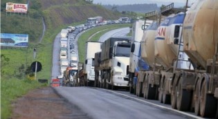 URGENTE: Em ato seguinte ao dia 7, caminhoneiros param rodovias em várias regiões do país (veja o vídeo)