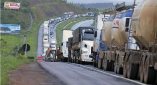 URGENTE: Movimento de caminhoneiros cresce assustadoramente e estradas são bloqueadas em vários estados do país (veja o vídeo)