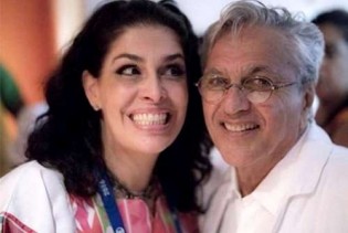 Grupo de "artistas" da mulher de Caetano organizou os minúsculos protestos contra Bolsonaro (veja o vídeo)