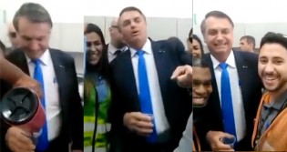 Bolsonaro “toma cafezinho de graça” em aeroporto e faz a festa de funcionários! (veja vídeo)