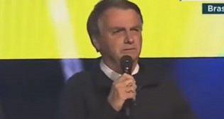 Como nunca fez antes, Bolsonaro faz forte desabafo e confessa "choro" escondido de Michele (veja o vídeo)