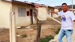AO VIVO: Vândalos destroem casas populares entregues pelo governo Bolsonaro em Pernambuco (veja o vídeo)