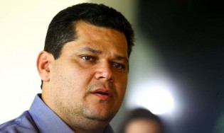 Alcolumbre não suporta mais a pressão, cede e anuncia sabatina de Mendonça