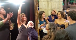 Sem máscara, Camila Pitanga promove aglomeração e transforma palco em palanque (veja o vídeo)