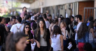 Bolsonaro edita MP e perdoa até 92% de dívidas de estudantes de baixa renda no Fies