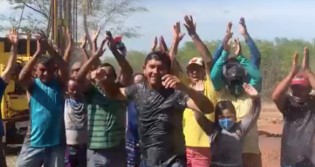Viralizou: Povo sofrido do nordeste agradece a Bolsonaro pela chegada da água, em cena emocionante (veja o vídeo)