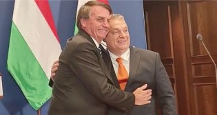 Na Hungria, Bolsonaro impressiona mais uma vez, reafirma esperança de paz e recebe abraço de premiê (veja o vídeo)