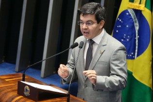 Randolfe perde a linha e planta clima de terror: "Segundo turno com Bolsonaro será sangrento"