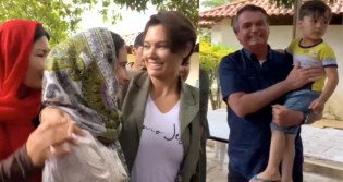 Em mais um gesto de humildade e carinho, Bolsonaro e Michelle abraçam refugiados de guerra em GO (veja o vídeo)