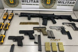 Cinco pistolas, um fuzil e o sujeito é solto por não representar nenhum perigo à sociedade