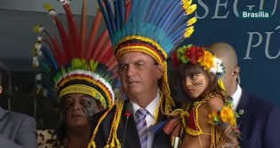 Bolsonaro recebe medalha do mérito indigenista e esquerdopatas vão à loucura (veja o vídeo)