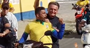 Na garupa de um mototaxi, Bolsonaro surpreende e faz a alegria do povo no Sertão do Ceará (veja o vídeo)