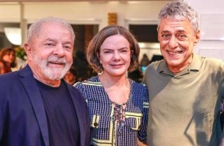 Entre Lula e Chico, Gleisi faz uma revelação...