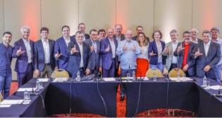Na foto oficial da chapa Lula-Alckmin, as 'mentiras que são contadas mil vezes' e uma pegadinha nada patriótica