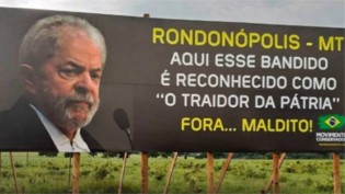 PT quer que TSE proíba instalação de outdoors que chamam Lula de "ladrão"