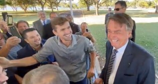 Com humor cada vez mais afiado, Bolsonaro faz piada para apoiadores e sobra até para Michelle (veja o vídeo)