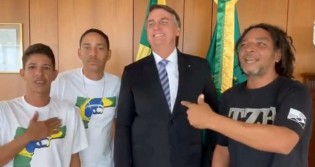 Bolsonaro escuta, em primeira mão, novo hit de apoio ao governo, que deve viralizar nas redes (veja o vídeo)