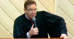 Renomado magistrado defende Bolsonaro e aponta risco de totalitarismo de esquerda no Brasil (veja o vídeo)