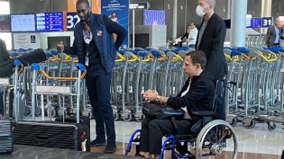 Doria é flagrado usando cadeira de rodas em Paris e revela o motivo