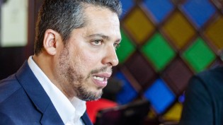 Deputado flagra cantor usando drogas no palco, perde a paciência e parte pra cima