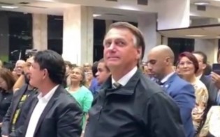 Bolsonaro volta a antiga escola, 50 anos depois, e vai às lágrimas com o Hino da Independência (veja o vídeo)