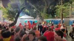 Bomba de ‘fezes’ explode em evento do ex-presidiário, com pequeno público (veja o vídeo)