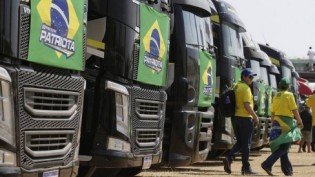 Bolsonaro alavanca a economia com apoio dobrado a caminhoneiros