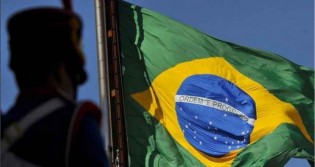 Para acabar com o desrespeito da esquerdalha, deputados conservadores apresentam projeto em defesa da Bandeira Nacional (veja o vídeo)