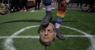 De novo! Em reportagem, Folha mostra ‘cabeça de Bolsonaro’ usada como bola de futebol e diz que é ‘performance’