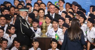 Em show de carisma, Bolsonaro faz a festa de crianças e jovens em recepção no Palácio do Planalto (veja o vídeo)