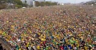 7 de setembro: Em Brasília, multidão reza o 'Pai Nosso', em momento emocionante de fé e esperança (veja o vídeo)