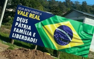 Juíza manda retirar placa com a frase “Deus, pátria, família e liberdade” e fala em fascismo